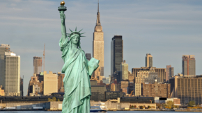 USA New York Freiheitsstatue Kulisse Manhattan Foto iStock upthebanner.jpg
